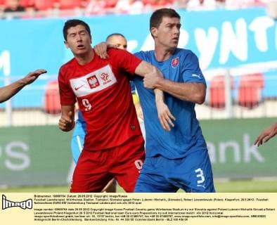 Fussball Laenderspiel. Wörthersee Stadion. Testspiel. Slowakei gegen Polen. Lubomir Michalik, (Slowakei), Robert Lewandowski (Polen). Klagenfurt, 26.5.2012