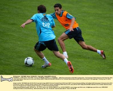 FUSSBALL - EURO 2012, Team ESP, Training SCHRUNS,,28.MAI.12 - FUSSBALL - UEFA Europameisterschaft 2012 Vorberichte, Trainingslager Nationalmannschaft Spanien. Bild zeigt Juan Manuel Mata Garcia und Jesus Navas (ESP). 