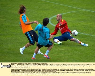FUSSBALL - EURO 2012, Team ESP, Training SCHRUNS,,28.MAI.12 - FUSSBALL - UEFA Europameisterschaft 2012 Vorberichte, Trainingslager Nationalmannschaft Spanien. Bild zeigt Sergio Ramos, David Silva und Jose Manuel Pepe Reina Paez (ESP). 