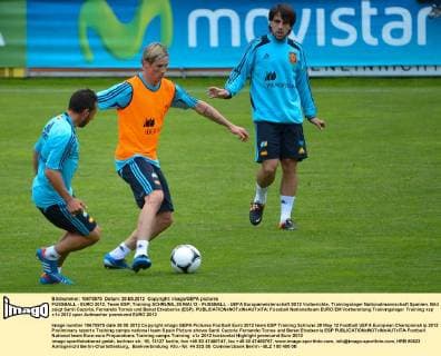 FUSSBALL - EURO 2012, Team ESP, Training SCHRUNS,,28.MAI.12 - FUSSBALL - UEFA Europameisterschaft 2012 Vorberichte, Trainingslager Nationalmannschaft Spanien. Bild zeigt Santi Cazorla, Fernando Torres und Benat Etxebarria (ESP). 