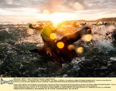 Triathleten im Wasser - Ironman Brazil 2012 - Florianapolis SC - SC, Brasil - 27 05 2012. xTheoxRibeirox  (9919)