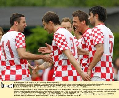 Testspiel NEUBERG, 28.MAI.12 - FUSSBALL - IFCS, Trainingslager Nationalmannschaft Kroatien, Vorbereitung auf die UEFA Europameisterschaft 2012 , EURO 2012, Freundschaftsspiel, Kroatien vs Thermenauswahl Neuberg. Bild zeigt den Jubel von CRO mit Darijo Srna, Nikica Jelavic und Vedran Corluka (CRO). 