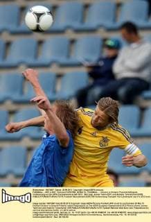 FUSSBALL - UKR vs EST, Testspiel KUFSTEIN, 28.MAI.12 - FUSSBALL - , Ukraine vs Estland, Freundschaftsspiel, Vorbereitung auf die UEFA Europameisterschaft 2012 . Bild zeigt Joonas Tamm (EST) und Anatoliy Tymoshchuk (UKR). 