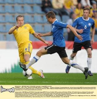 FUSSBALL - UKR vs EST, Testspiel KUFSTEIN, 28.MAI.12 - FUSSBALL - , Ukraine vs Estland, Freundschaftsspiel, Vorbereitung auf die UEFA Europameisterschaft 2012 . Bild zeigt Oleg Gusiev (UKR), Gert Kams und Aleksandr Dmitrijev (EST). 