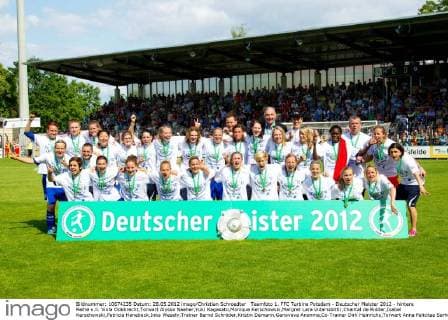 Teamfoto 1. FFC Turbine Potsdam - Deutscher Meister 2012 - hintere Reihe v.li. Viola Odebrecht,Torwart Alyssa Naeher,Yuki Nagasato,Monique Kerschowski,Margret Lara Vidarsdottir,Chantal de Ridder,Isabel Kerschowski,Patricia Hanebeck,Inka Wesely,Trainer Bernd Schröder,Kristin Demann,Genoveva Anonma,Co-Trainer Dirk Heinrichs,Torwart Anna Felicitas Sarholz,Aferdita Podvorica,vordere Reihe v.li. Jennifer Zietz,Natasa Andonova,Alexandra Singer,Antonia Göransson,Babett Peter,Jennifer Cramer,Bianca Schmidt,Torwart Ann-Katrin Berger,Stefanie Draws,Sandra Wiegand,Tabea Kemme,Daniela Löwenberg (Turbine Potsdam) - 1. Frauen Bundesliga Punktspiel Saison 2011-12 im Karl Liebknecht Stadion in Babelsberg - 28.05.2012