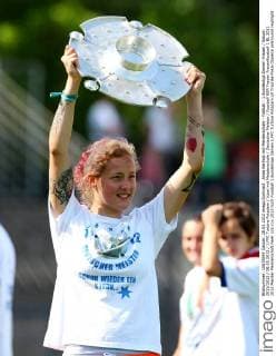 Anna Sarholz mit Meisterschale - Fußball - 1.Bundesliga Damen Frauen Saison 2011 2012 28.05.2012 1.FFC Turbine Potsdam Jubel mit Meisterschale Deutscher Meister
