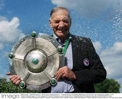 Fussball Damen Bundesliga Babelsberg 28.05.2012 Karl Liebknecht Stadion 1 FFC Turbine Potsdam geg 1 FC Lok Leipzig 8:0 Turbine Potsdam ist zum vierten Mal in Folge Deutscher Fussballmeister Bernd SCHROEDER Trainer Turbine mit Pokal Sektdusche