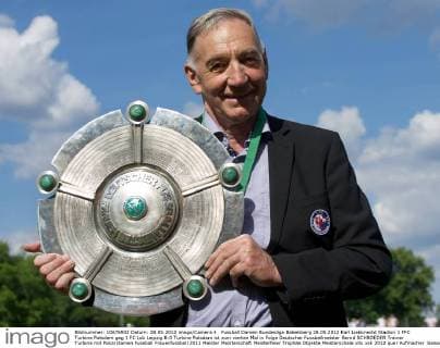 Fussball Damen Bundesliga Babelsberg 28.05.2012 Karl Liebknecht Stadion 1 FFC Turbine Potsdam geg 1 FC Lok Leipzig 8:0 Turbine Potsdam ist zum vierten Mal in Folge Deutscher Fussballmeister Bernd SCHROEDER Trainer Turbine mit Pokal