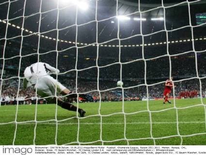 Fussball, Champions League, Saison 2011 2012, Herren, Europa, CHL, Endspiel, Finale, FC Bayern München - FC Chelsea London 3-4, nach Verlängerung und Elfmeterschießen v.l. Elfmeterschiesen, Hintertoraufnahme, Aktion, action, Petr Cech, FC Chelsea London, Aktion, pariert, hält Elfmeter, Parade, gegen Ivica Olic , FC Bayern München,