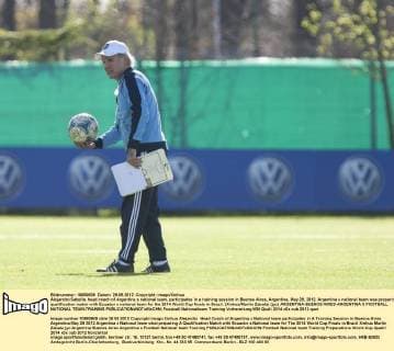 Alejandro Sabella, head coach of Argentina s national team, participates in a training session in Buenos Aires, Argentina, May 29, 2012. Argentina s national team was preparing a qualification match with Ecuador s national team for the 2014 World Cup finals in Brazil. (Xinhua Martin Zabala) (jyc) ARGENTINA-BUENOS AIRES-ARGENTINA S FOOTBALL NATIONAL TEAM-TRAINING 