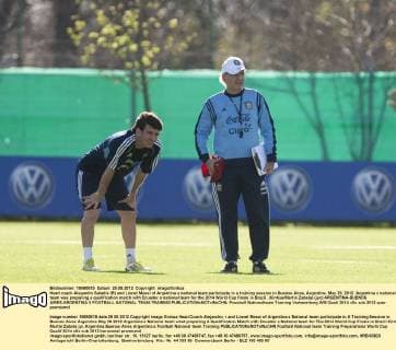 Head coach Alejandro Sabella (R) and Lionel Messi of Argentina s national team participate in a training session in Buenos Aires, Argentina, May 29, 2012. Argentina s national team was preparing a qualification match with Ecuador s national team for the 2014 World Cup finals in Brazil. (Xinhua Martin Zabala) (jyc) ARGENTINA-BUENOS AIRES-ARGENTINA S FOOTBALL NATIONAL TEAM-TRAINING 