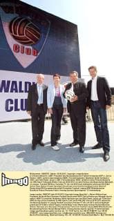 (l-r) Rainer Milkoreit ( GER Präsident des Nordostdeutschen Fußball-Verbandes NOFV ), Sylvia Peuker ( GER Leiterin Sportredaktion MDR ), Fernsehmoderator Waldemar Waldi Hartmann ( GER ) und Wolf-Dieter Jacobi ( GER Fernsehdirektor MDR ) anläßlich eines Pressefrühstücks zur ARD Sport-Talkrunde Waldis Club am 30.05.2012 vor dem Porticus des Bayerischen Bahnhofs in Leipzig.