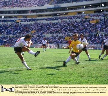 Gary Lineker (England, li.) erzielt ein Tor gegen Torwart Jozef Mlynarczyk (beide Polen)
