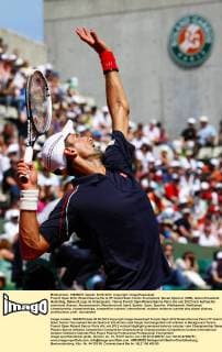 French Open 2012, Roland Garros,Paris,ITF Grand Slam Tennis Tournament .Novak Djokovic (SRB), Aktion,Einzelbild Aufschlag, Ballwurf,Logo im Hintergrund,