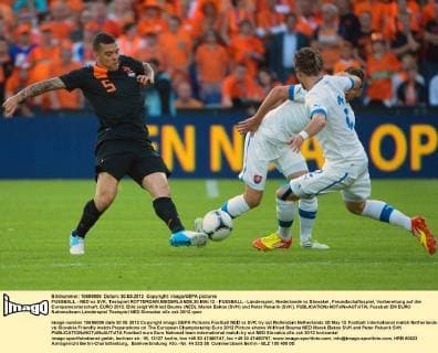 FUSSBALL - NED vs SVK, Testspiel ROTTERDAM,NIEDERLANDE,30.MAI.12 - FUSSBALL - Länderspiel, Niederlande vs Slowakei, Freundschaftsspiel, Vorbereitung auf die Europameisterschaft, EURO 2012. Bild zeigt Wilfried Bouma (NED), Marek Bakos (SVK) und Peter Pekarik (SVK). 