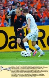 FUSSBALL - NED vs SVK, Testspiel ROTTERDAM,NIEDERLANDE,30.MAI.12 - FUSSBALL - Länderspiel, Niederlande vs Slowakei, Freundschaftsspiel, Vorbereitung auf die Europameisterschaft, EURO 2012. Bild zeigt Arjen Robben (NED) und Dusan Svento (SVK). 