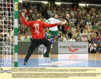 Toyota Handball Bundesliga Frisch Auf Göppingen vs. TV Grosswallstadt 30.05.12 EWS Arena Andreas WOLFF ( TV Grosswallstadt ) Rechts Mitar MARKEZ ( Frisch auf Göppingen )