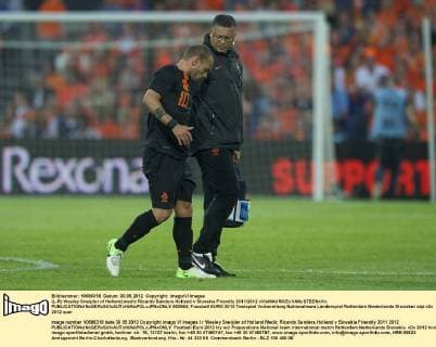 (L-R) Wesley Sneijder of Holland,medic Ricardo Sanders Holland v Slovakia Friendly 2011 2012 xVIxMAURICExVANxSTEENxIVx 952564