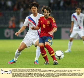 Bern, Herren, Freundschaftsspiel, Spanien - Südkorea Korea, Hyun Bem Park (Südkorea) gegen Benat Etxebarria ( Spanien) ; Zweikampf , Aktion 
