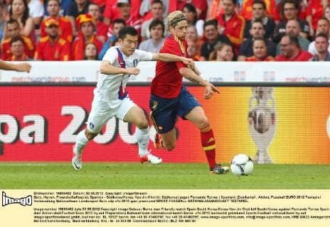 Bern, Herren, Freundschaftsspiel, Spanien - Südkorea Korea, Hyo Jin Choi (li, Südkorea) gegen Fernando Torres ( Spanien) ;Zweikampf , Aktion 