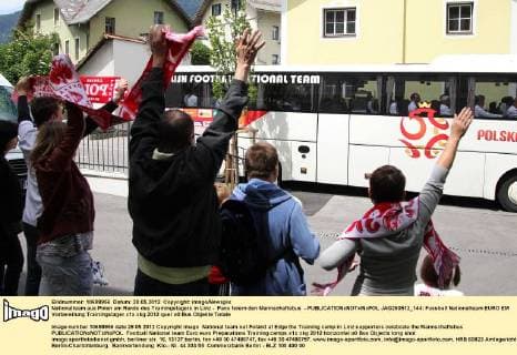 Nationalteam aus Polen am Rande des Trainingslagers in Linz - Fans feiern den Mannschaftsbus -  JAG280512_144