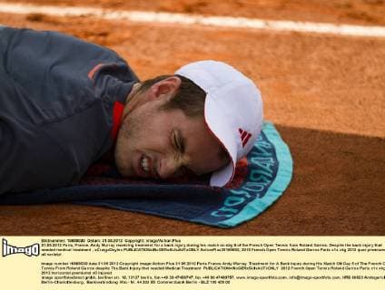 31.05.2012 Paris, France. Andy Murray receiving treatment for a back injury during his match on day 5 of the French Open Tennis from Roland Garros. Despite the back injury that needed medical treatment , xCraigxDoylex  ActionPlus20168652