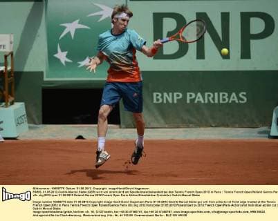 PARIS, 31.05.2012,Cedrik-Marcel Stebe (GER) wird von einem Arzt am Spielfeldrand behandelt bei den Tennis French Open 2012 in Paris