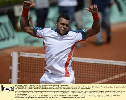 PARIS, 31.05.2012, Jo-Wilfried Tsonga (FRA) wird von einem Arzt am Spielfeldrand behandelt bei den Tennis French Open 2012 in Paris