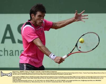 PARIS, 31.05.2012,Leonardo Mayer (ARG) wird von einem Arzt am Spielfeldrand behandelt bei den Tennis French Open 2012 in Paris