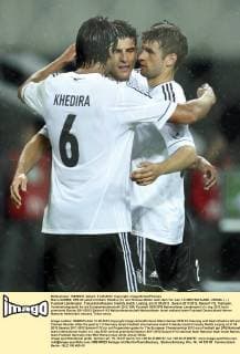 Mario GOMEZ, DFB 23 jubelt mit Sami Khedira (li.) und Thomas Müller nach dem Tor zum 1-0 DEUTSCHLAND - ISRAEL ( - ) Fussball Länderspiel , Freundschaftsspiel, friendly match, Leipzig, am 31.05.2012 , Saison 2011 2012, Saison1112, Testspiel, Vorbereitungsspiel für die Europameisterschaft 2012, EM