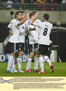 Leipzig, 31.05.2012, Fußball Länderspiel Torjubel: Sami Khedira (Deutschland), Mario Gomez (Deutschland), Mesut Özil (Deutschland) Deutschland - Israel