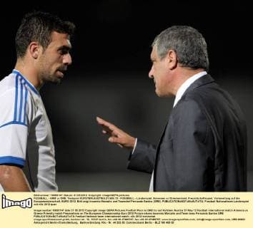 FUSSBALL - ARM vs GRE, Testspiel KUFSTEIN,AUSTRIA,31.MAI.12 - FUSSBALL - Länderspiel, Armenien vs Griechenland, Freundschaftsspiel, Vorbereitung auf die Europameisterschaft, EURO 2012. Bild zeigt Ionannis Maniatis und Teamchef Fernando Santos (GRE). 