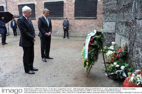 DFB Praesident Wolfgang NIERSBACH (r.) und Ligapraesident Dr. Reinhard RAUBALL legen einen Kranz nieder. Besuch einer Delegation des Deutschen Fussball-Bundes (DFB) in dem ehemaligen Konzentrationslager Auschwitz-Birkenau am 01.06.2012 in Auschwitz Polen, POOLFOTO
