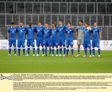 Schweigeminute Italien, v.li.: Christian Maggio, Daniele De Rossi, Mario Balotelli, Andrea Barzagli, Antonio Cassano, Andrea Pirlo, Leonardo Bonucci, Riccardo Montolivo, Torwart Gianluigi Buffon, Claudio Marchisio, Federico Balzaretti (Italia) Zürich; 01 06 2012 Letzigrund Stadion 2011 2012 Football, allexsabba