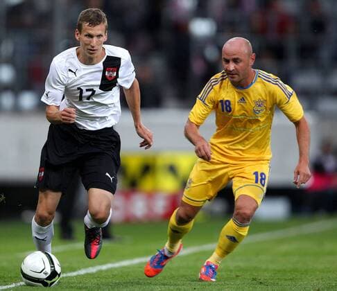 FUSSBALL - AUT vs UKR, Testspiel INNSBRUCK,AUSTRIA,01.JUN.12 - FUSSBALL - ÖFB Trainingslager, Länderspiel, Österreich vs Ukraine, Freundschaftsspiel. Bild zeigt Florian Klein (AUT) und Serhiy Nazarenko (UKR). 