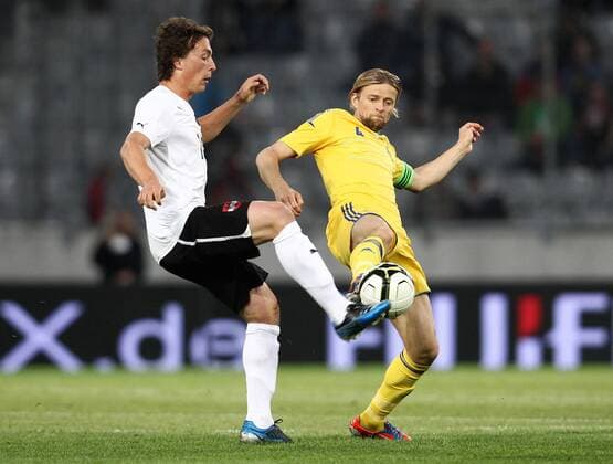 FUSSBALL - AUT vs UKR, Testspiel INNSBRUCK,AUSTRIA,01.JUN.12 - FUSSBALL - ÖFB Trainingslager, Länderspiel, Österreich vs Ukraine, Freundschaftsspiel. Bild zeigt Julian Baumgartlinger (AUT) und Anatoliy Tymoshchuk (UKR). 