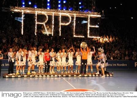 VFL Gummersbach gegen THW Kiel in der Toyota Handball Bundesliga Saison 2011 12: THW schafft das Triple aus Meisterschaft, DHB-Pokal und Championsleague. Dabei gibt der Meister keinen einzigen Punkt ab. Auch Gummersbach verliert in Kiel. Danach gab es die große Meisterfeier. Bildinfo: Kiel feiert die Deutsche Handballmeisterschaft 2012.