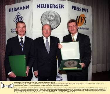 Hermann Neuberger Preis 1997: v.li.: SFV Präsident Albert Wagner, FIFA Generalsekretär Joseph S. Blatter, HVS Präsident Hans Joachim Müller