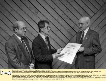 Vorsitzender des SFV Verbandsjugendausschusses Hans Peter Becker (li.) und sein scheidender Vorgänger Josef Balzert (re.) der von SFV Präsident Albert Wagner zum Ehrenvorsitzenden ausgezeichnet wird