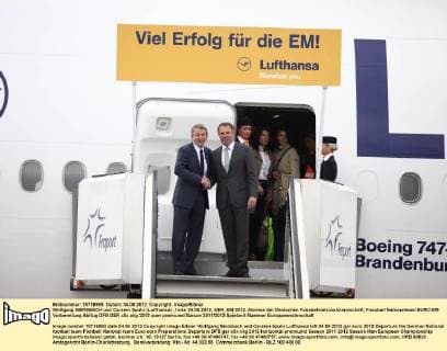 Wolfgang NIERSBACH und Carsten Spohr (Lufthansa) , links 04.06.2012, GER, EM 2012, Abreise der Deutschen Fussballnationalmannschaft