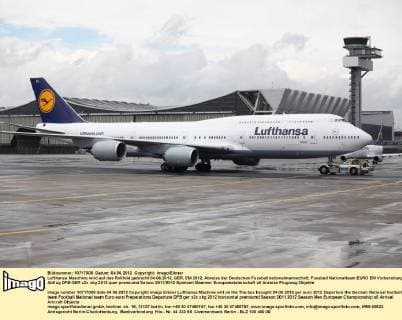 Lufthansa Maschine wird auf das Rollfeld gebracht 04.06.2012, GER, EM 2012, Abreise der Deutschen Fussballnationalmannschaft