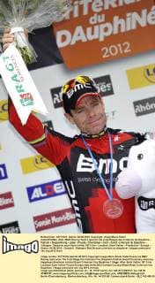 Cadel EVANS ( AUS BMC Racing Team ) gewinnt die erste Etappe des Criterium du Dauphine - Podium - Siegerehrung - Jubel - Freude - Emotionen - hoch - Event: Criterium du Dauphine - 1.Etappe - Seyssins nach Saint Vallier 187.0 km - Location: Saint Vallier - Frankreich - Europa - Datum: 04.06.2012 - Contact