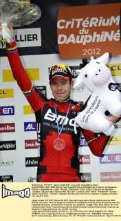 Cadel EVANS ( AUS BMC Racing Team ) gewinnt die erste Etappe des Criterium du Dauphine - Podium - Siegerehrung - Jubel - Freude - Emotionen - hoch - Event: Criterium du Dauphine - 1.Etappe - Seyssins nach Saint Vallier 187.0 km - Location: Saint Vallier - Frankreich - Europa - Datum: 04.06.2012 - Contact