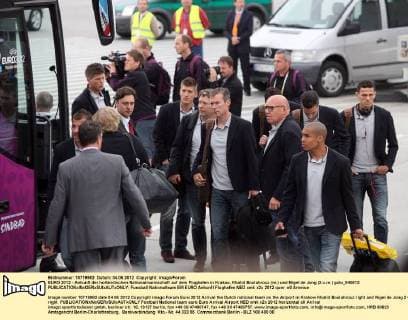 EURO 2012 - Ankunft der holländischen Nationalmannschaft auf dem Flughafen in Krakau, Khalid Boulahrouz (re.) und Nigel de Jong (2.v.re.) galu_040612 