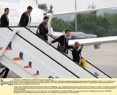 Druzyna narodowa Holandii wyladowala na lotnisku w Balicach EURO 2012 - Ankunft der holländischen Nationalmannschaft auf dem Flughafen in Krakau - v.re.: Nigel de Jong, Robin van Persie, Khalid Boulahrouz, Ibrahim Afellay, Rafael van der Vaart galu_040612 