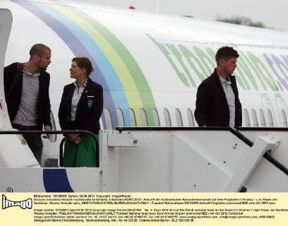Druzyna narodowa Holandii wyladowala na lotnisku w Balicach EURO 2012 - Ankunft der holländischen Nationalmannschaft auf dem Flughafen in Krakau - v.re. Klaas Jan Huntelaar, Wesley Sneijder galu_040612 