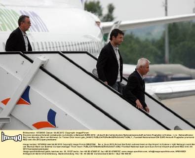 Druzyna narodowa Holandii wyladowala na lotnisku w Balicach EURO 2012 - Ankunft der holländischen Nationalmannschaft auf dem Flughafen in Krakau - v.re.: Nationaltrainer Bert van Marwijk, Mark van Bommel, Co Trainer Dick Voorn galu_040612 