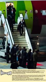 ... EURO 2012 - Landung Air Portugal Airbus 318 mit der portugiesischen Nationalmannschaft in Posen - Cristiano Ronaldo und Mitspieler verlassen das Flugzeug lama_040612 