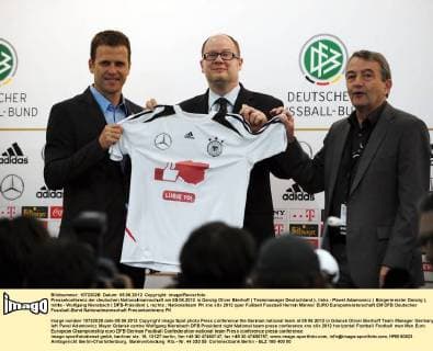Pressekonferenz der deutschen Nationalmannschaft am 05.06.2012 in Danzig Oliver Bierhoff ( Teammanager Deutschland ), links - Pawel Adamowicz ( Bürgermeister Danzig ), mitte - Wolfgang Niersbach ( DFB-Präsident ), rechts