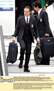 KRAKOW Flughafen KRAKOW BALICE 05.06.2012 EURO 2012 NZ CESARE PRANDELLI TRENER CRACOW 05.06.2012 FOOTBALL CRACOW BALICE POLISH AIRPORT ARRIVING OF THE NATIONAL TEAM OF ITALY FOR TRAINING CAMPS IN POLAND DURING THE EURO 2012 -  120605MIN107